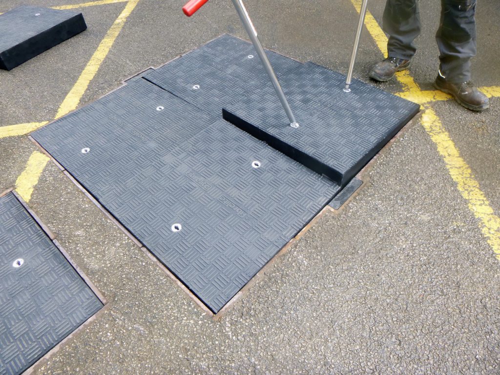 The Fibrelite D400 load rated covers can be easily removed and replaced using the FL7 lifting handles