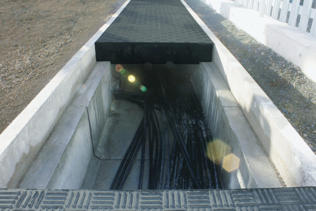 Slit trench with stepped covers over electrical cabling