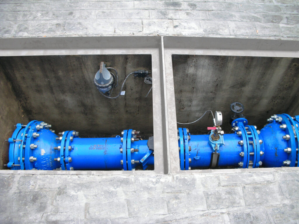 Fibrelite trench covers fitted into existing frames, preventing expensive breakouts and time for concrete to set. Photo credit: Aguas de Cádiz